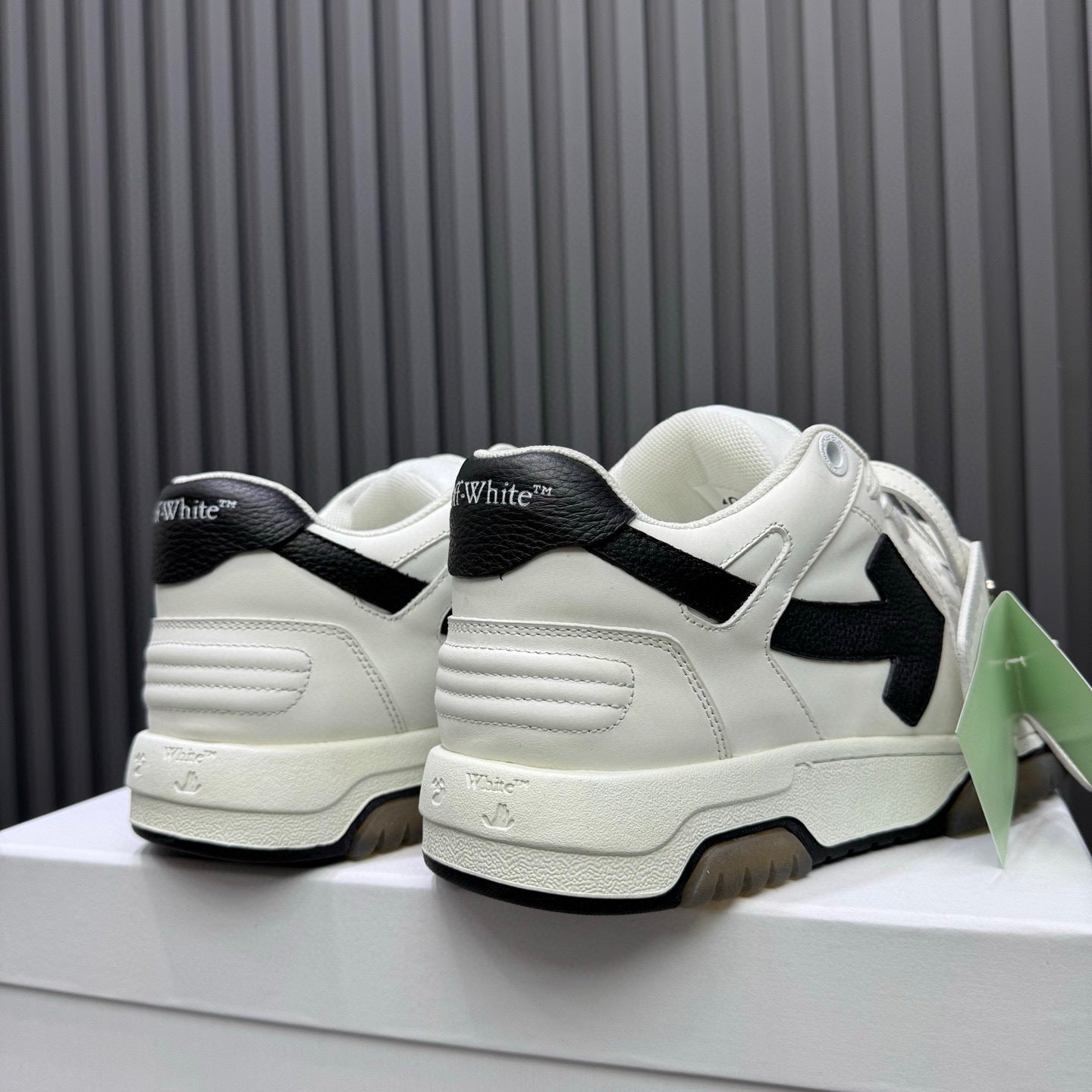 Tênis Off-White Out of Office
