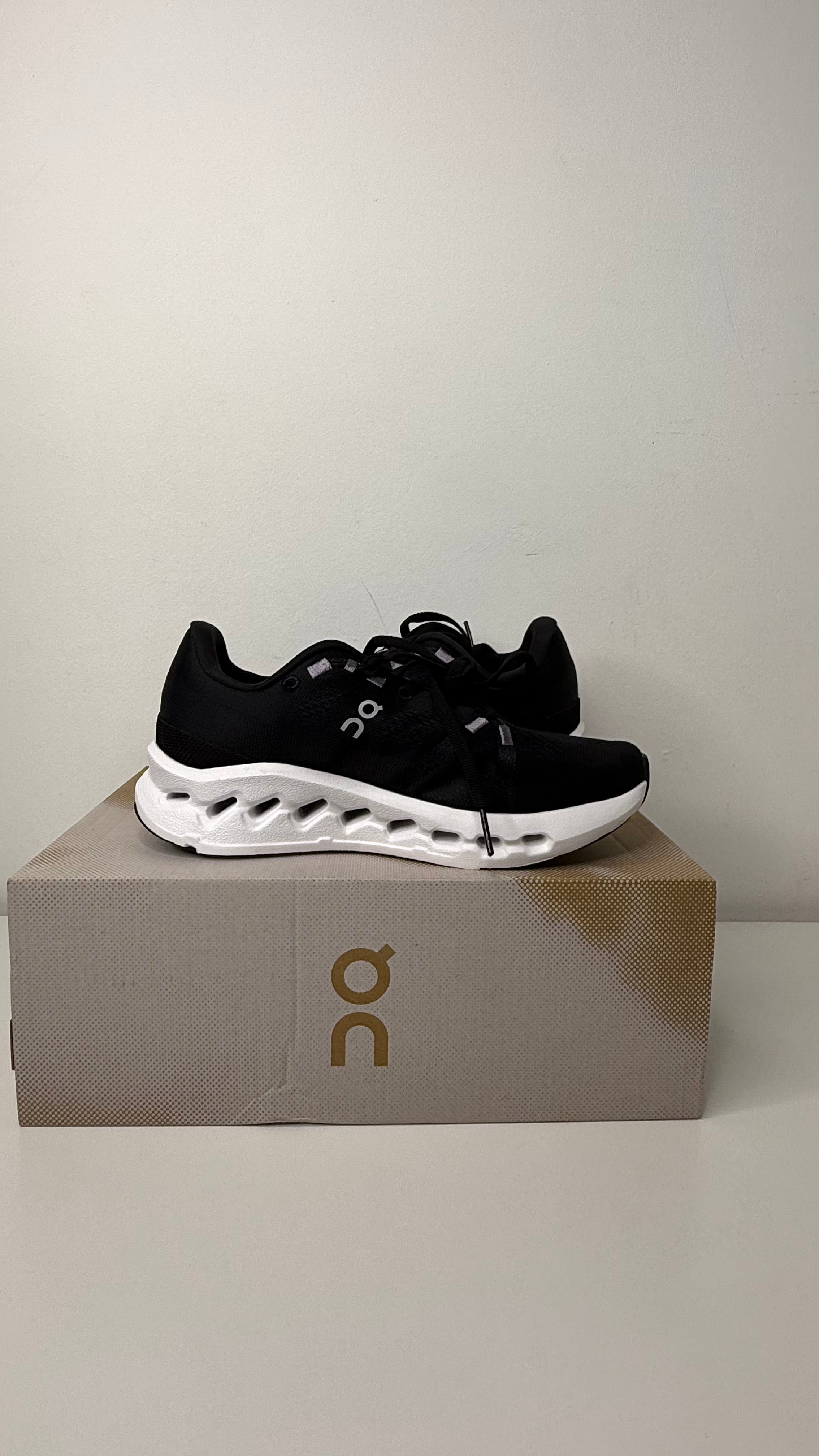 On Running Cloudsurfer Black White - PRONTA ENTREGA