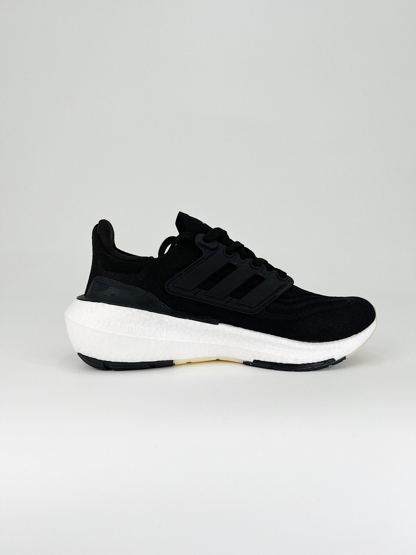 Tênis Adidas UltraBoost Light 23
