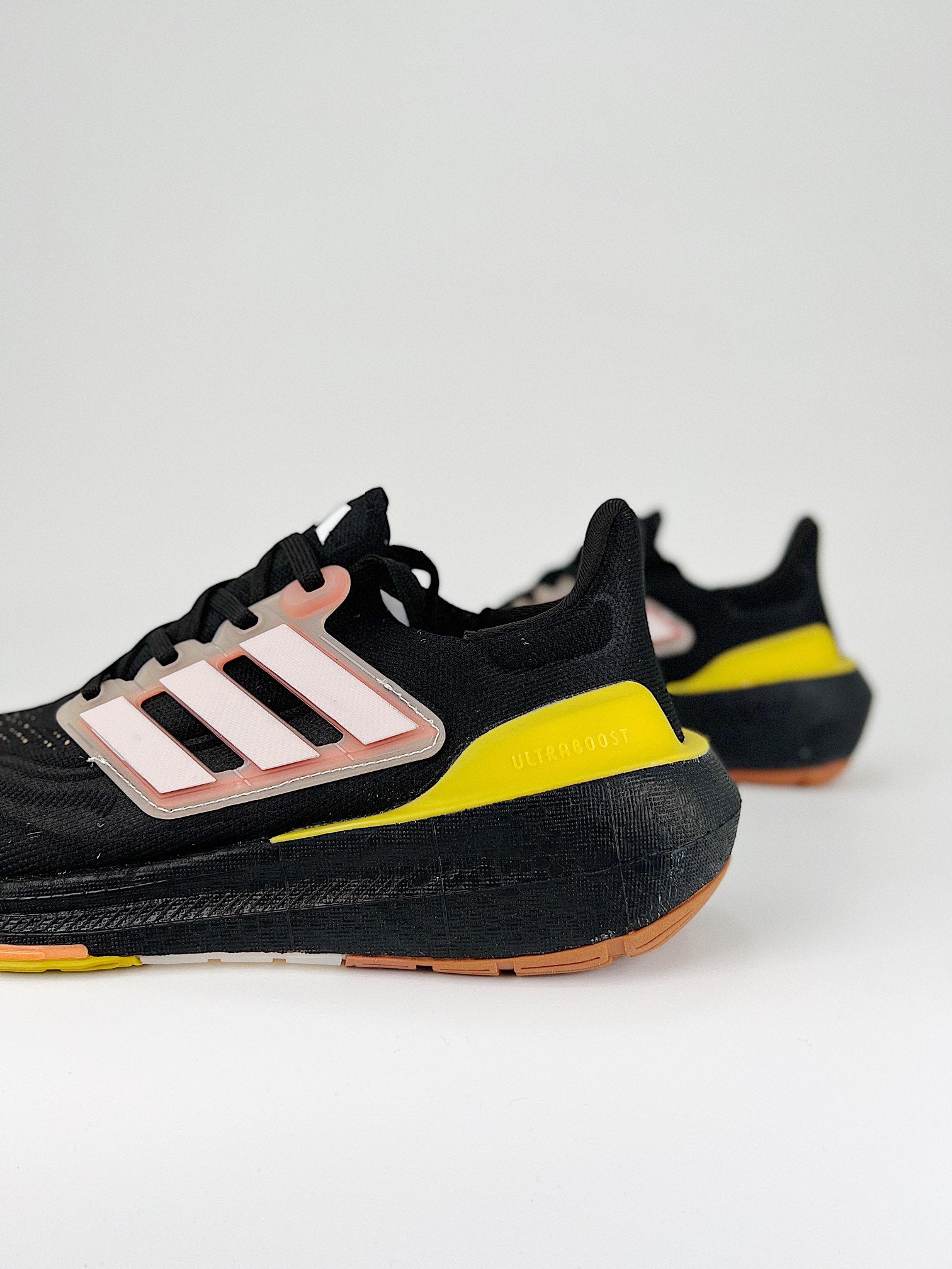 Tênis Adidas UltraBoost Light 23
