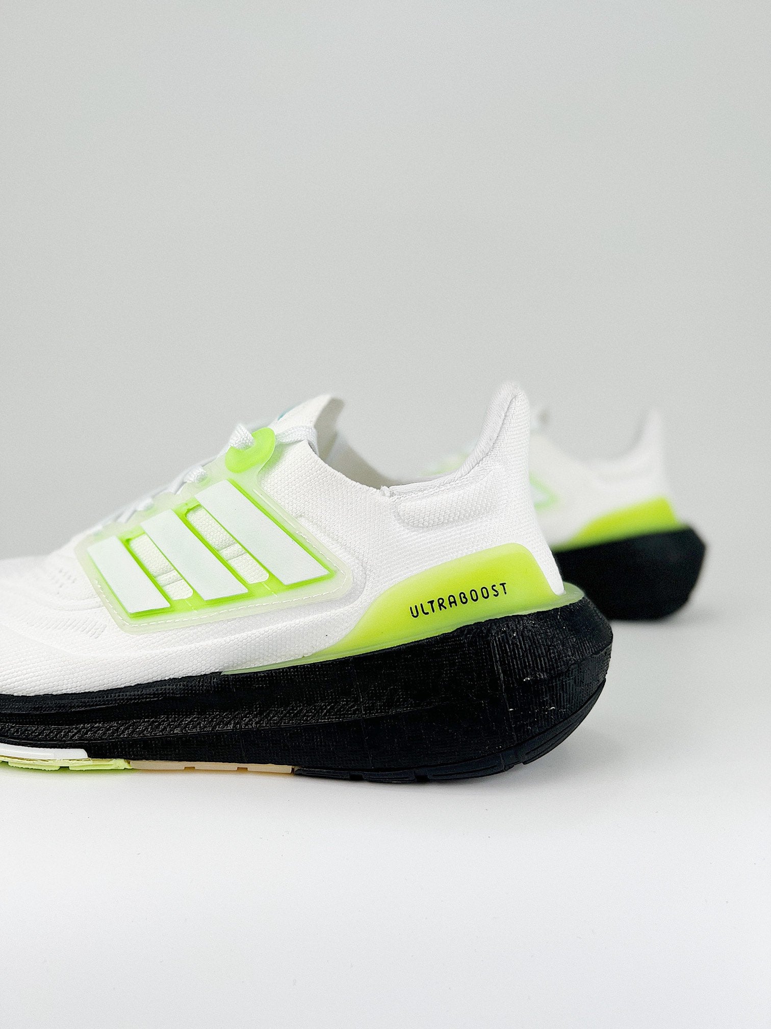 Tênis Adidas UltraBoost Light 23