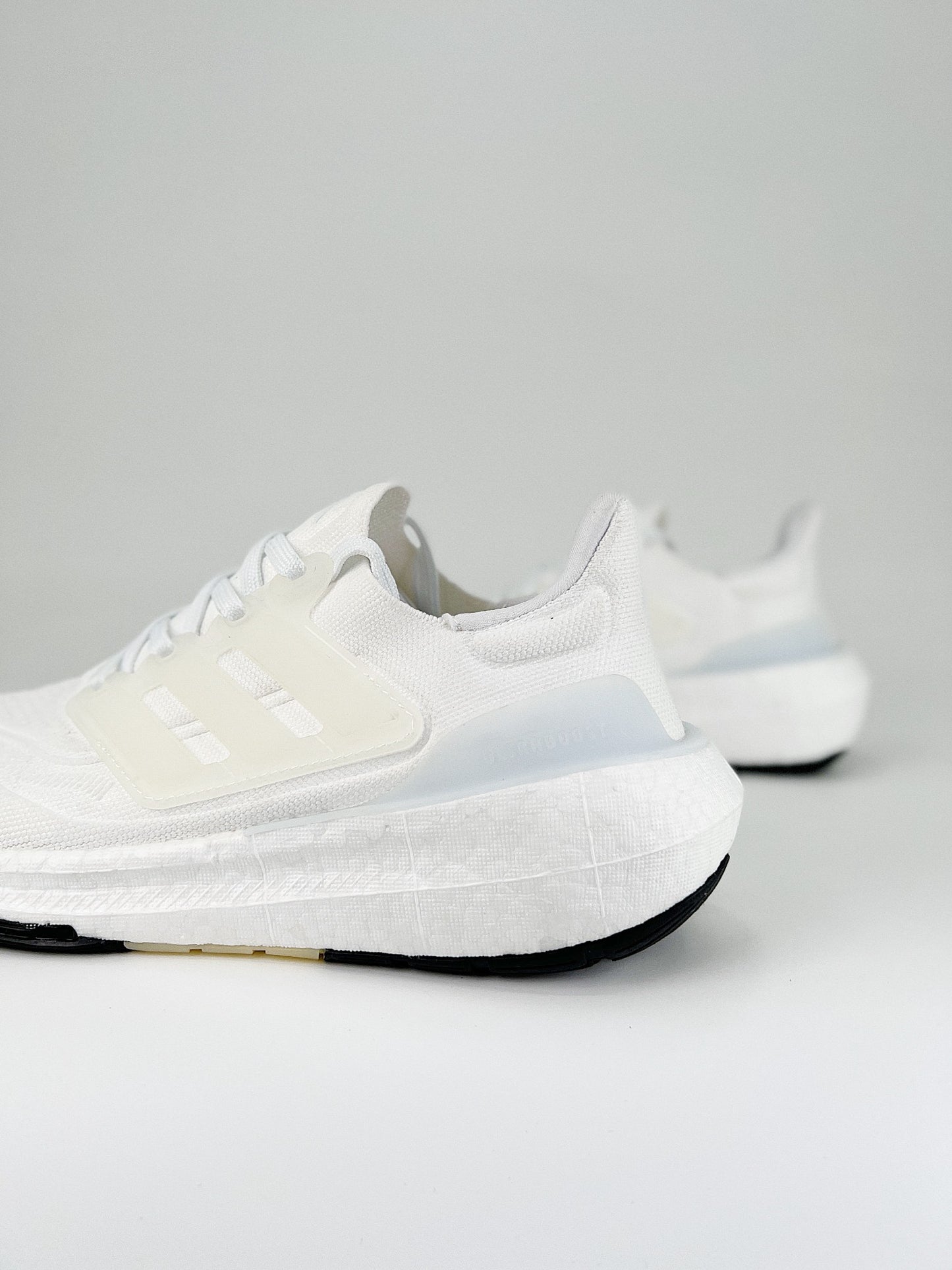 Tênis Adidas UltraBoost Light 23