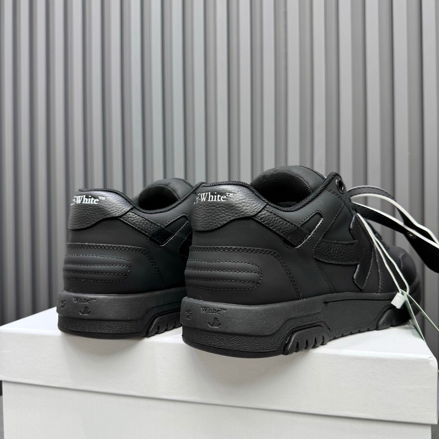 Tênis Off-White Out of Office de couro