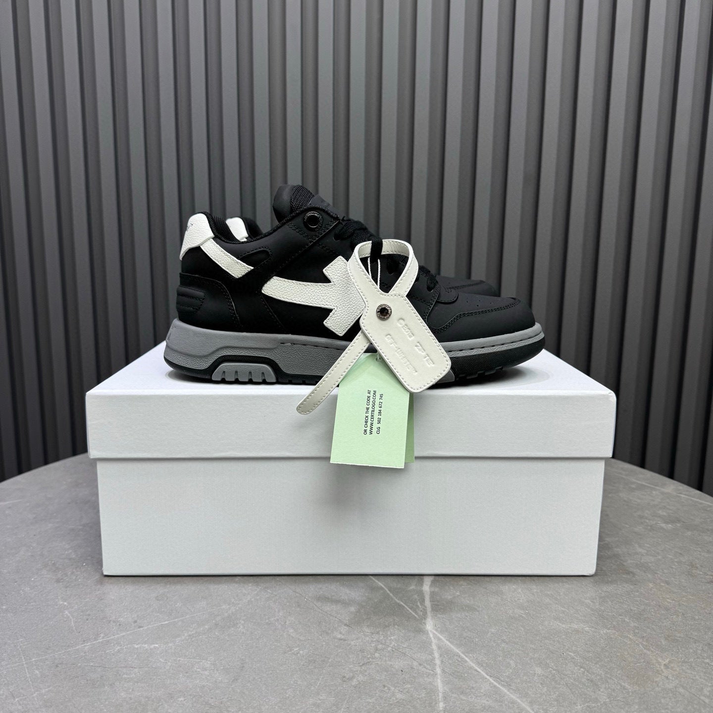 Tênis Off-White Out of Office de Couro