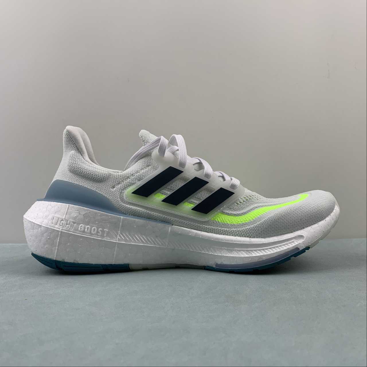 Tênis Adidas UltraBoost Light 23