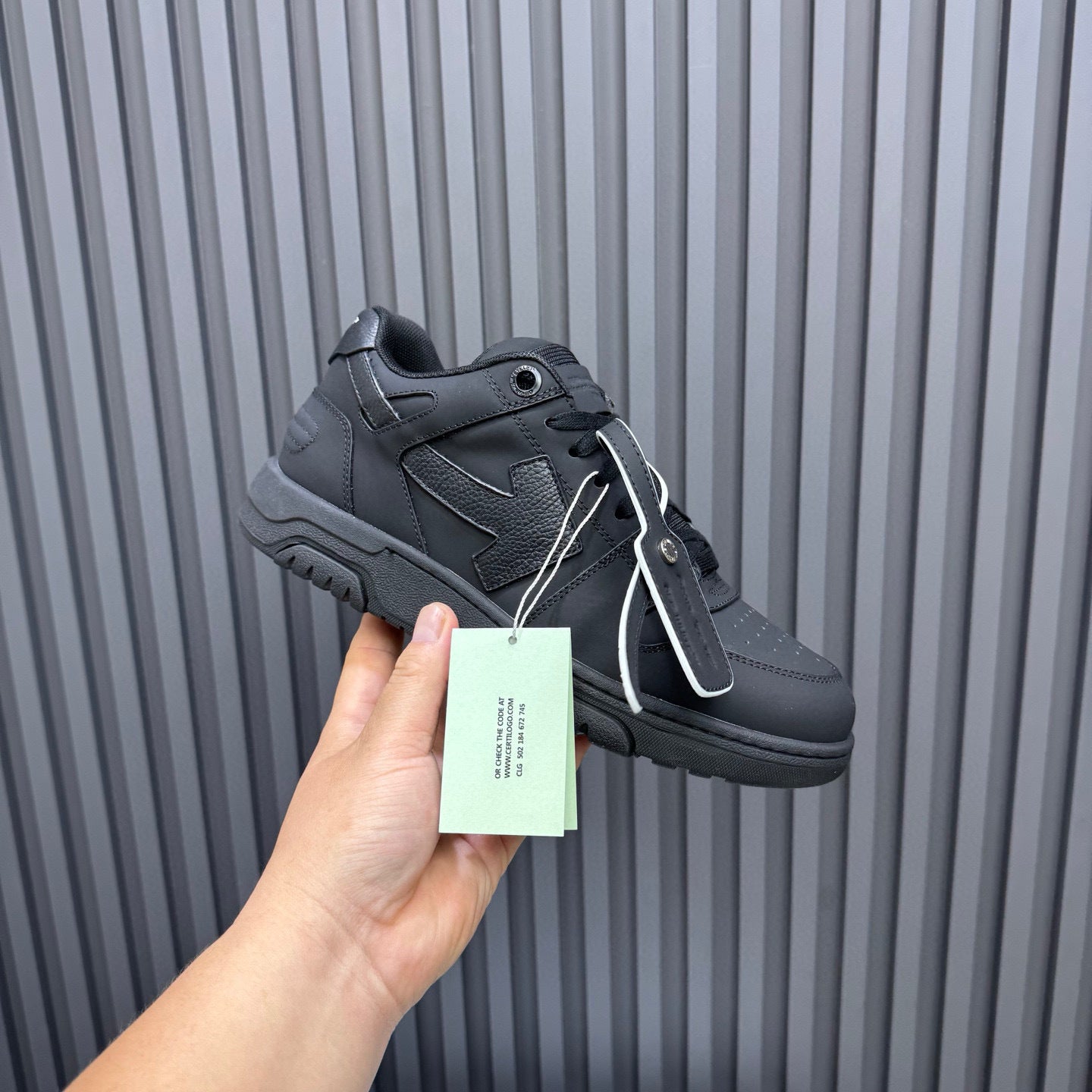Tênis Off-White Out of Office de couro
