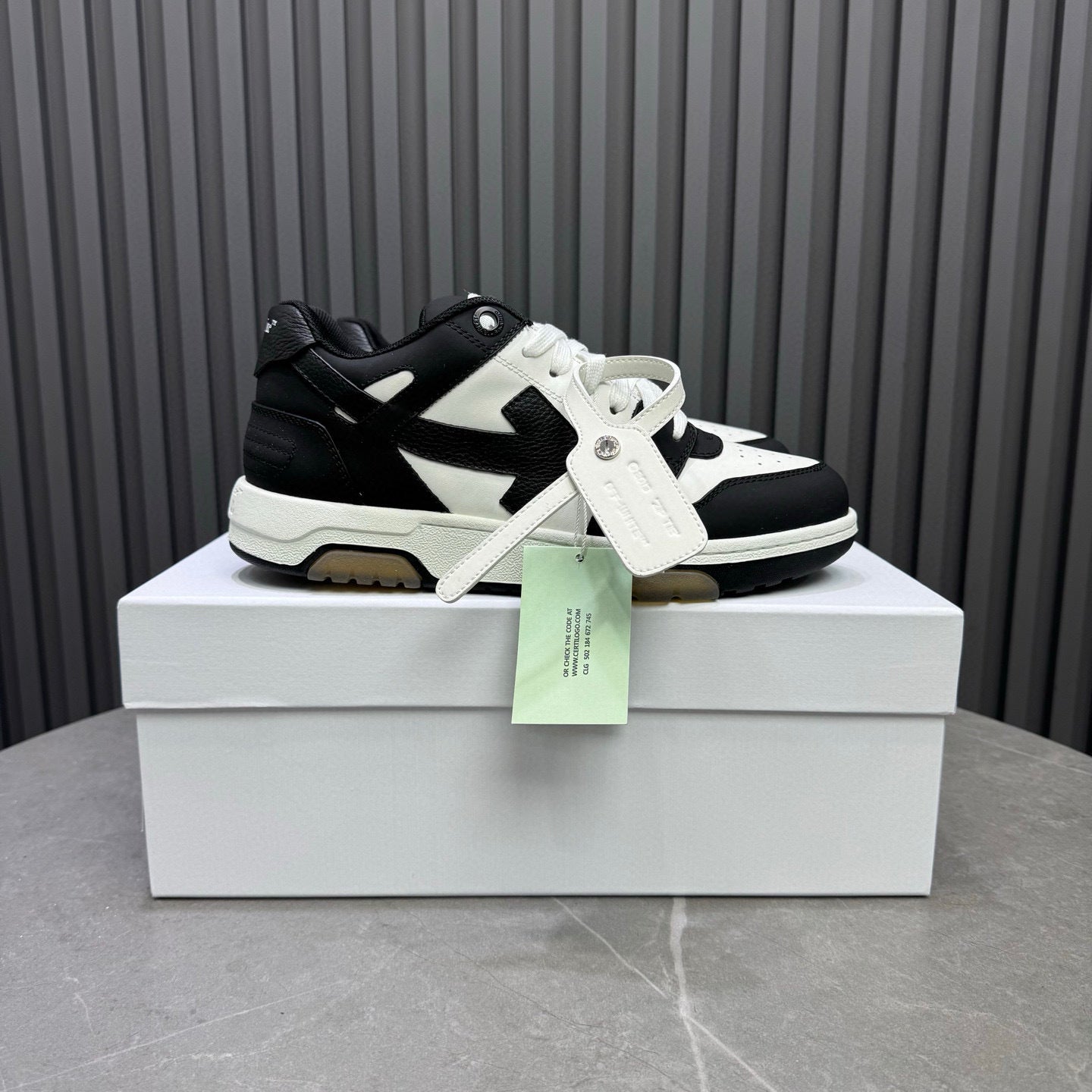 Tênis Off-White Out of Office de couro