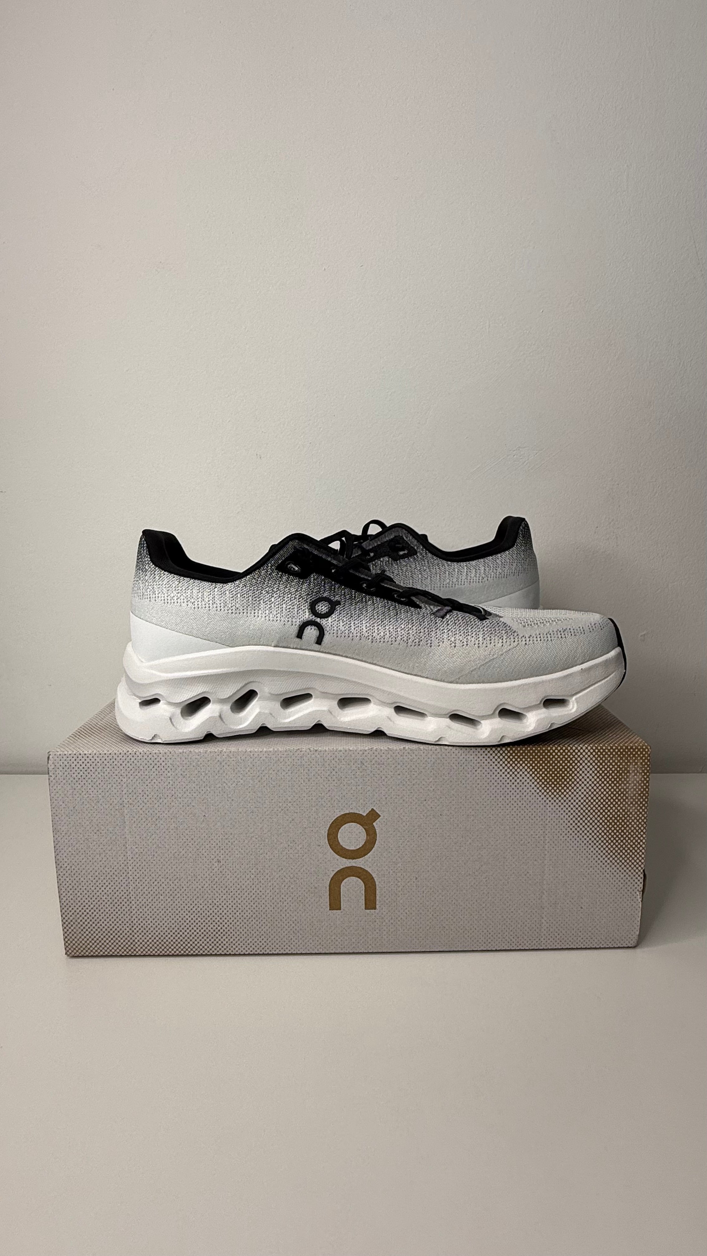 On Running Cloudtilt Black Ivory - PRONTA ENTREGA