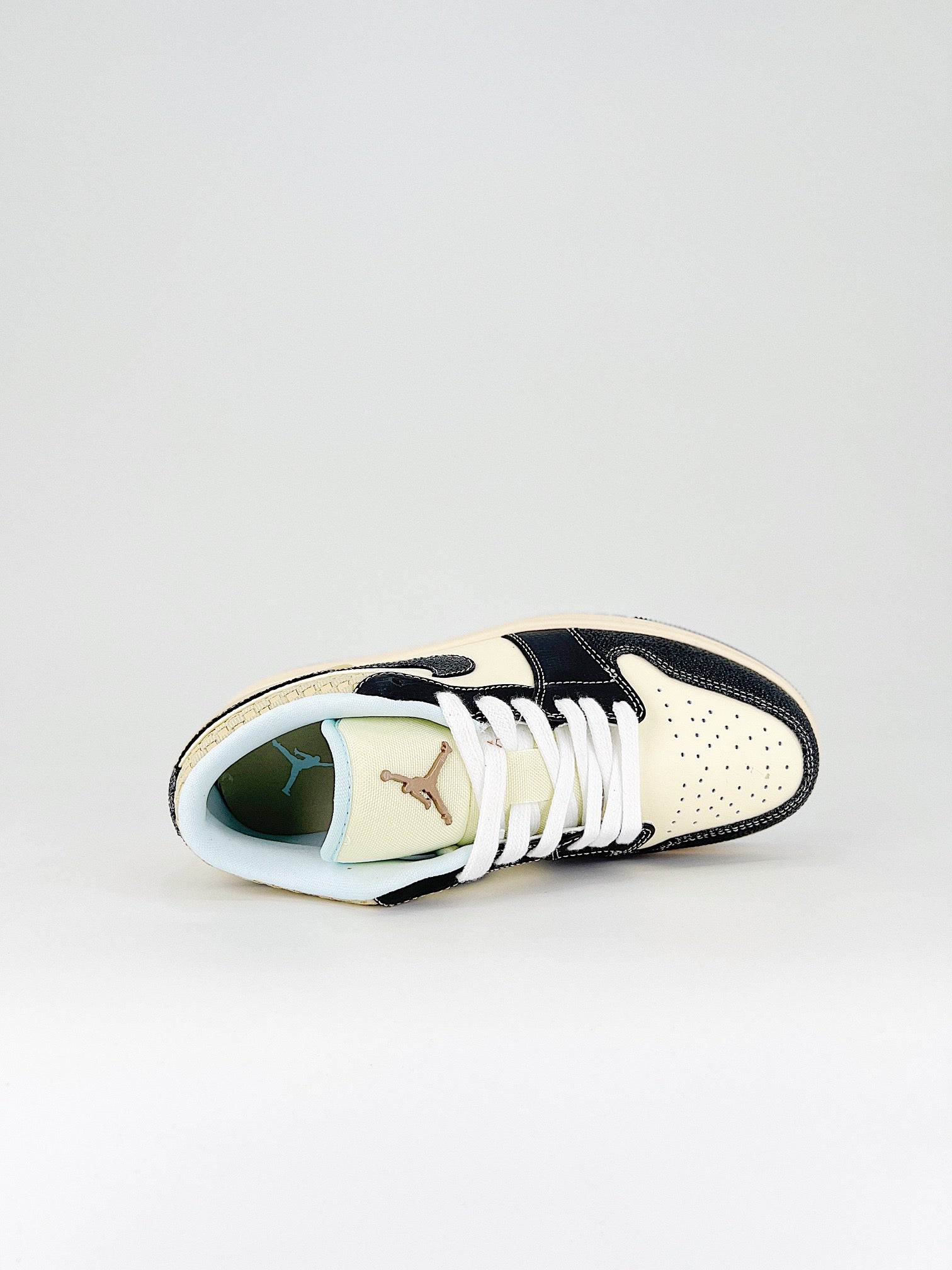 Air Jordan 1 Low SE Coconut Milk Black Muslin