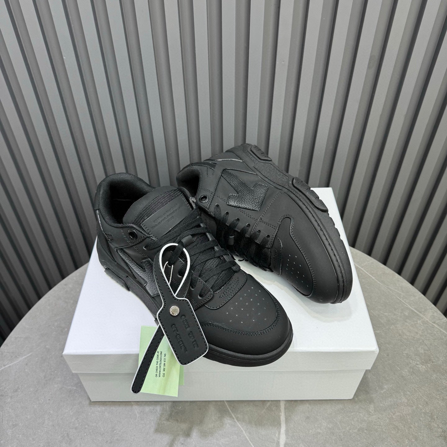Tênis Off-White Out of Office de couro