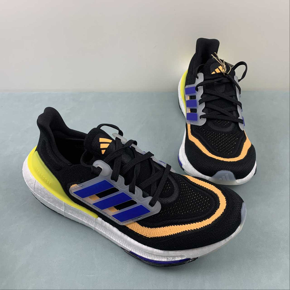 Tênis Adidas UltraBoost Light 23