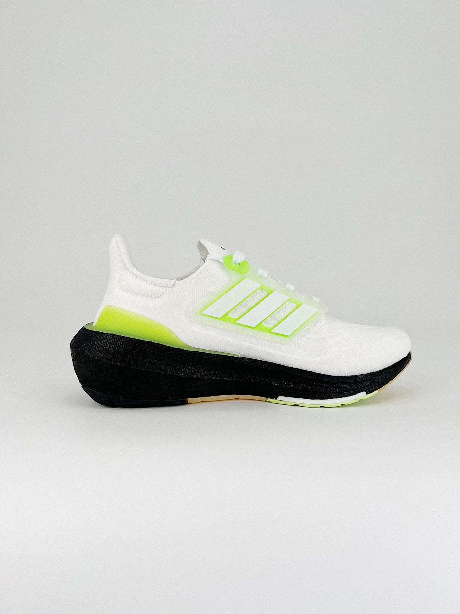 Tênis Adidas UltraBoost Light 23