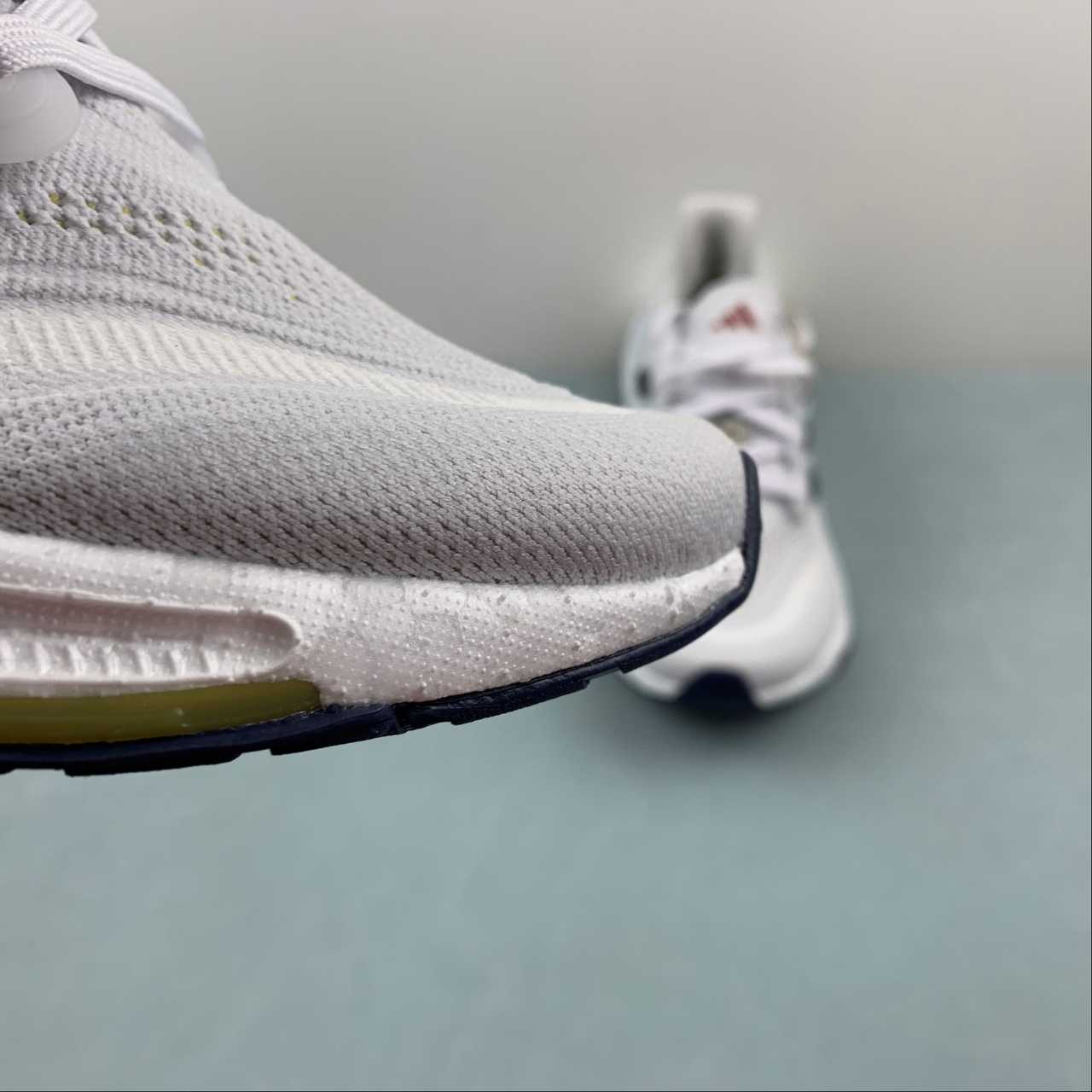 Tênis Adidas UltraBoost Light 23