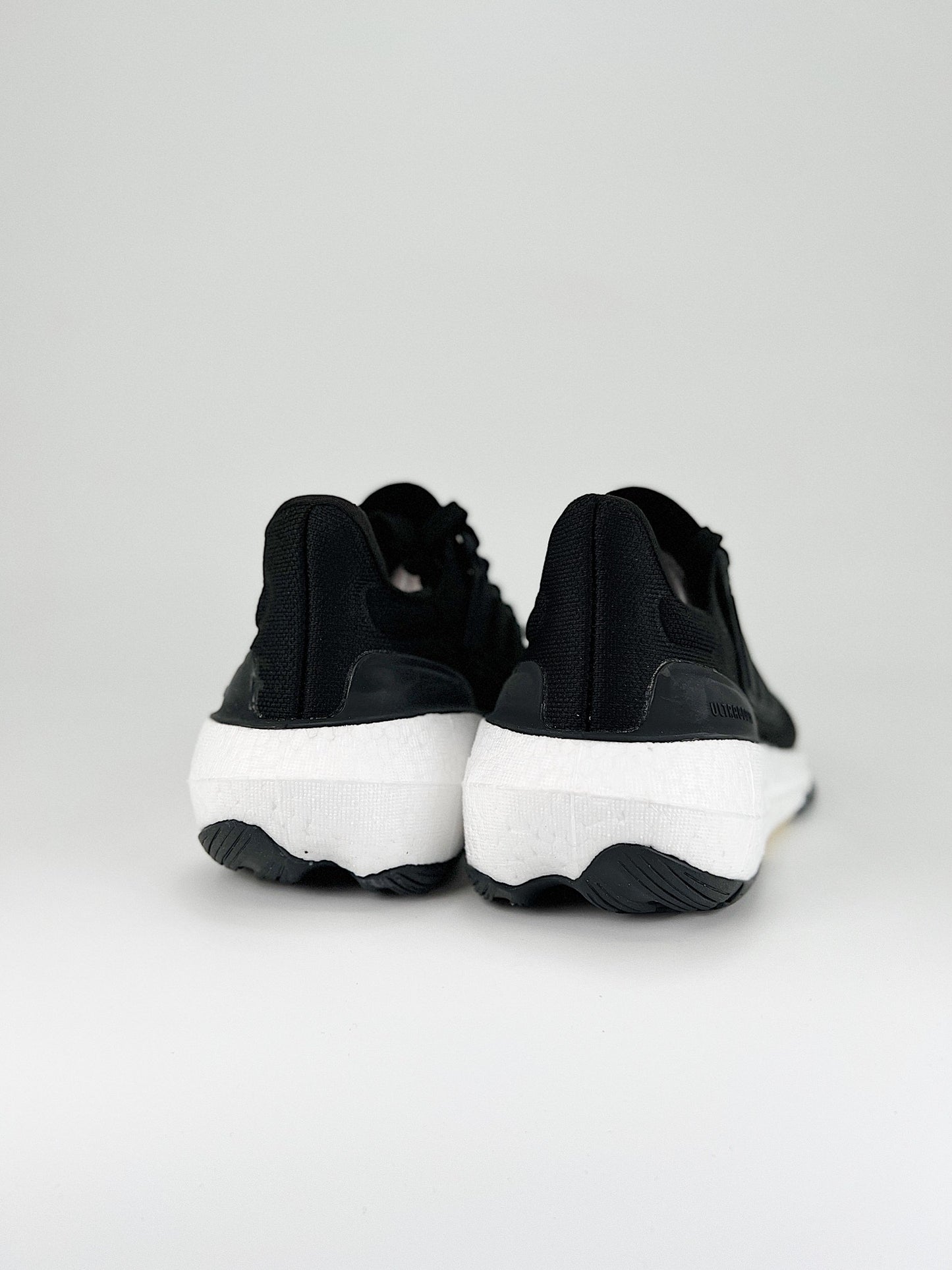 Tênis Adidas UltraBoost Light 23