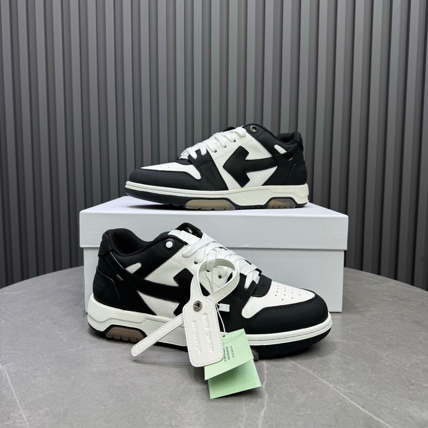 Tênis Off-White Out of Office de couro