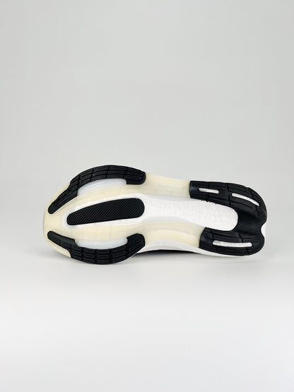 Tênis Adidas UltraBoost Light 23