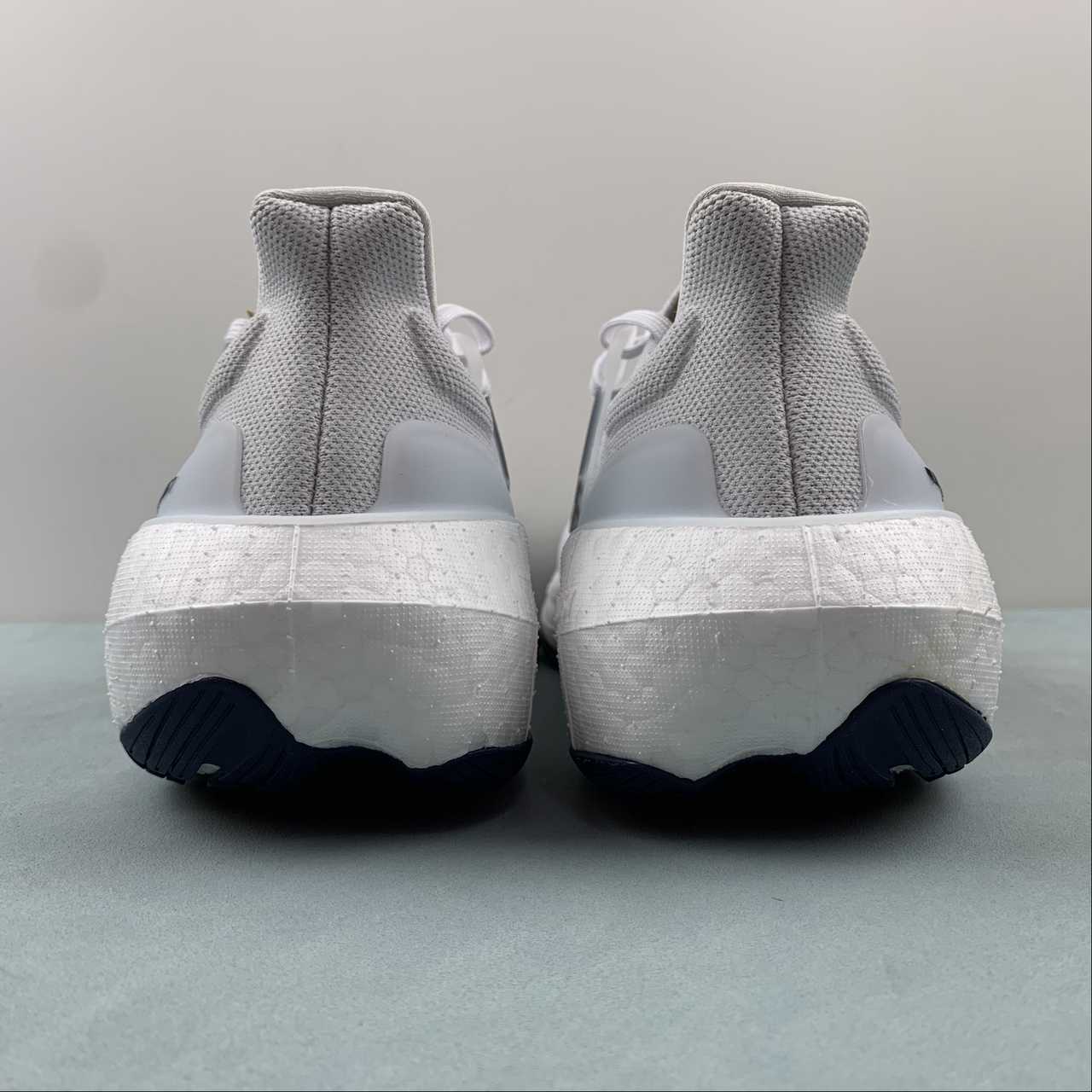Tênis Adidas UltraBoost Light 23