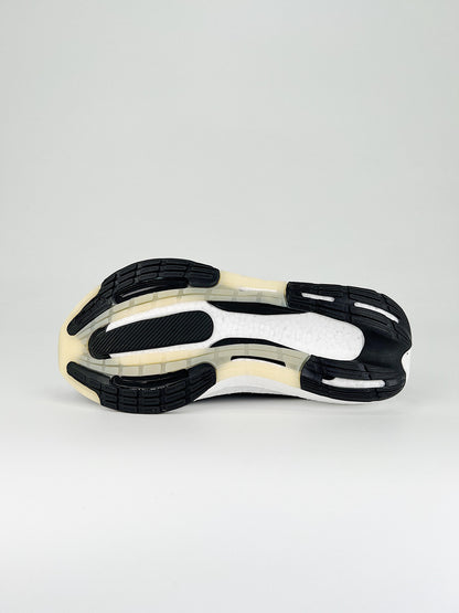 Tênis Adidas UltraBoost Light 23