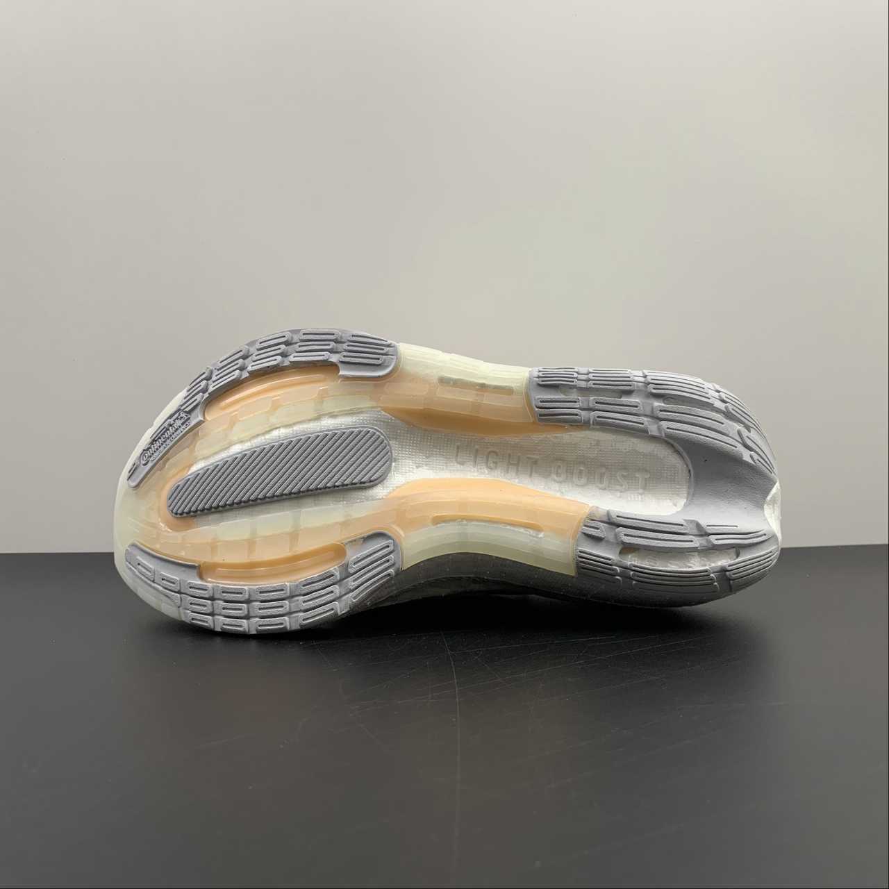 Tênis Adidas UltraBoost Light 23