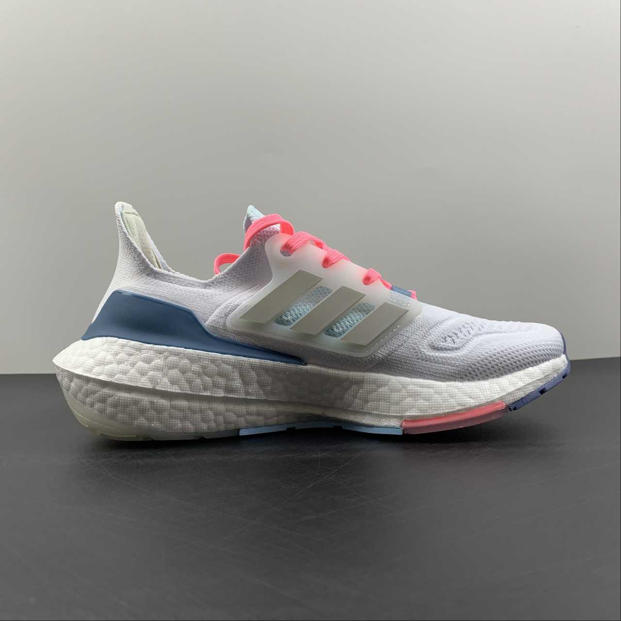 Tênis Adidas UltraBoost 22