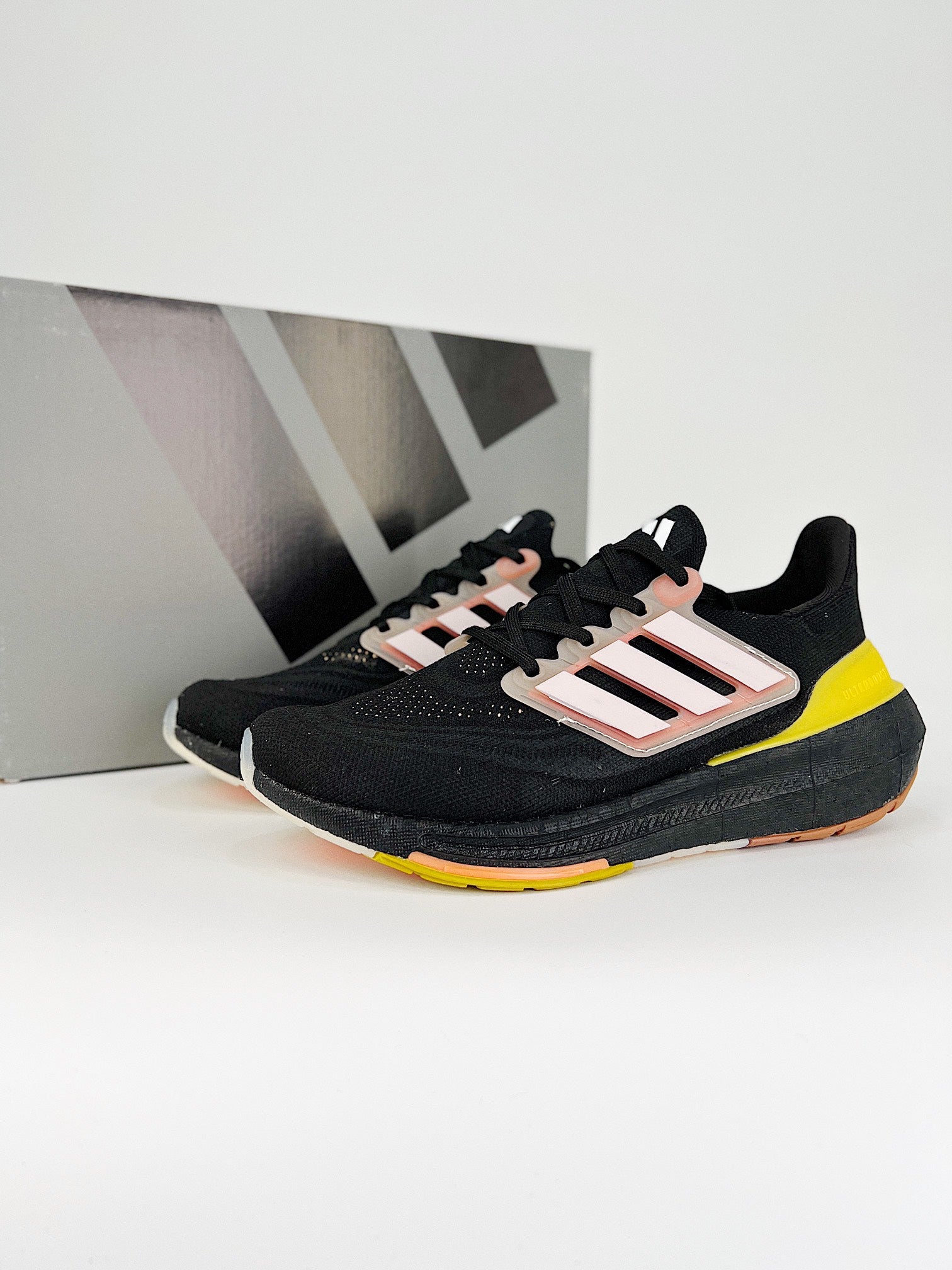 Tênis Adidas UltraBoost Light 23