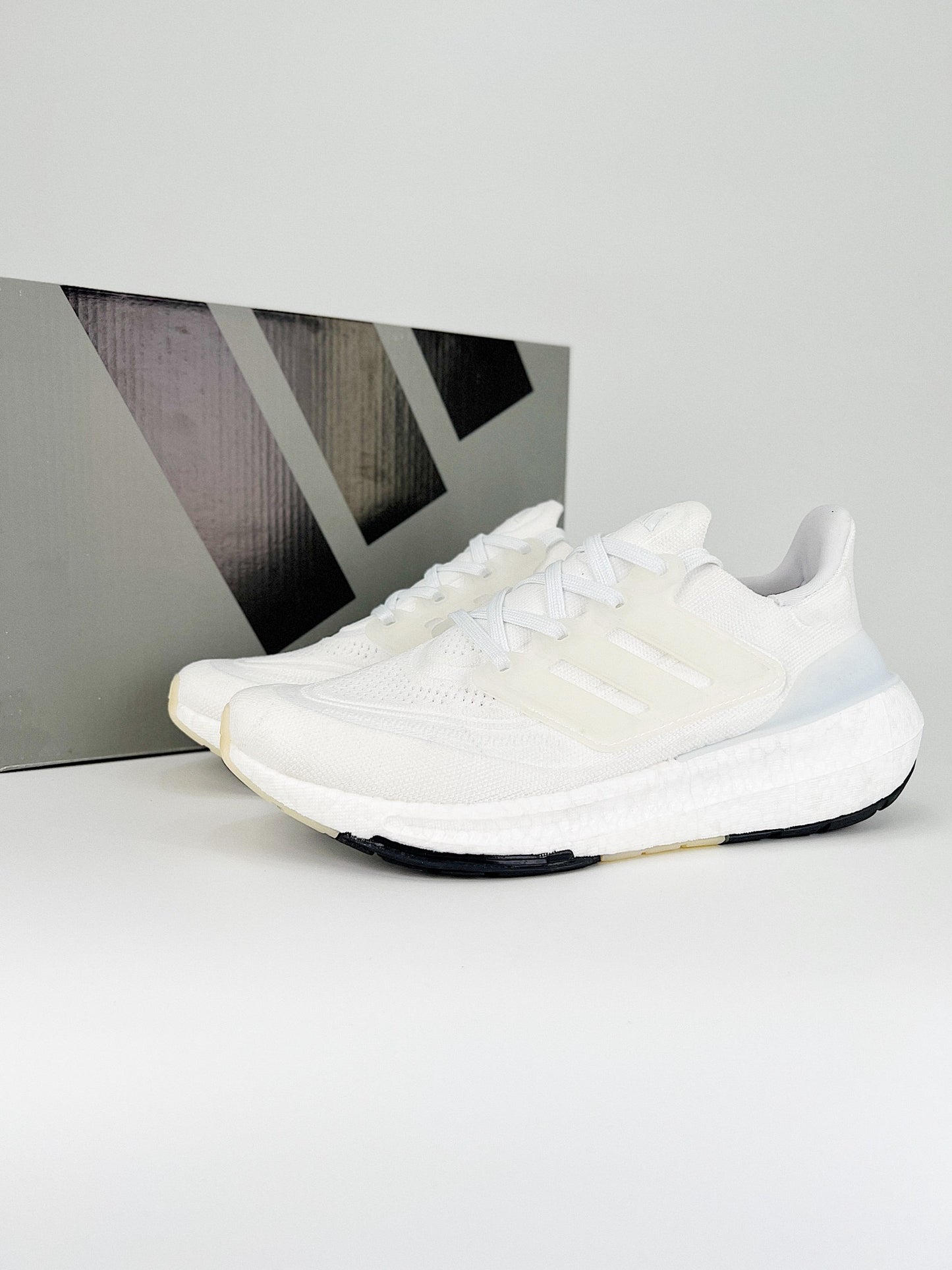 Tênis Adidas UltraBoost Light 23