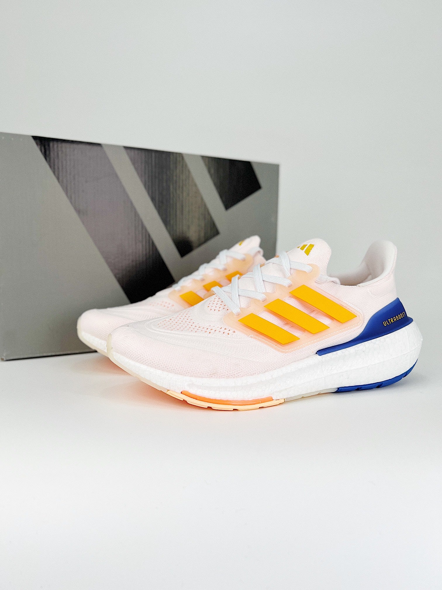 Tênis Adidas UltraBoost Light 23