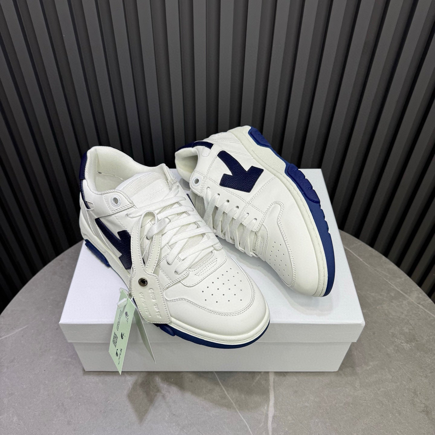 Tênis Off-White Out of Office de Couro