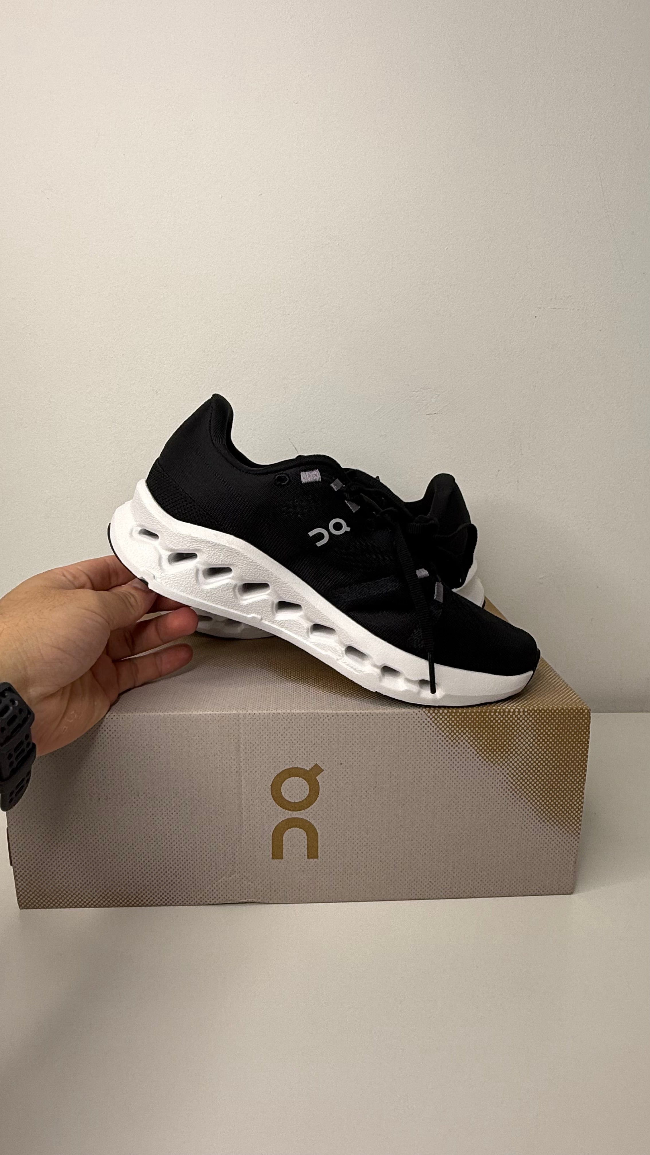 On Running Cloudsurfer Black White - PRONTA ENTREGA