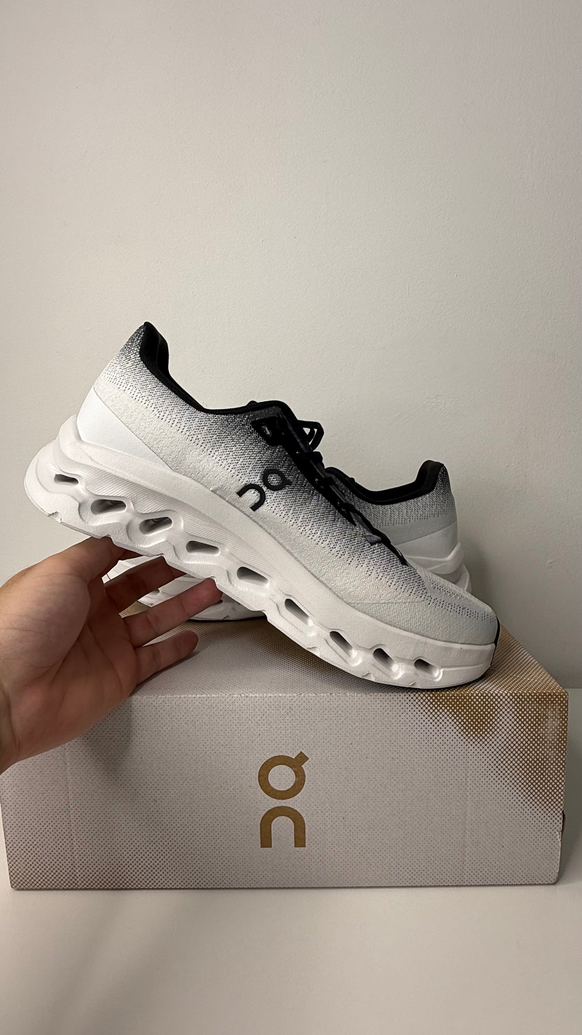 On Running Cloudtilt Black Ivory - PRONTA ENTREGA