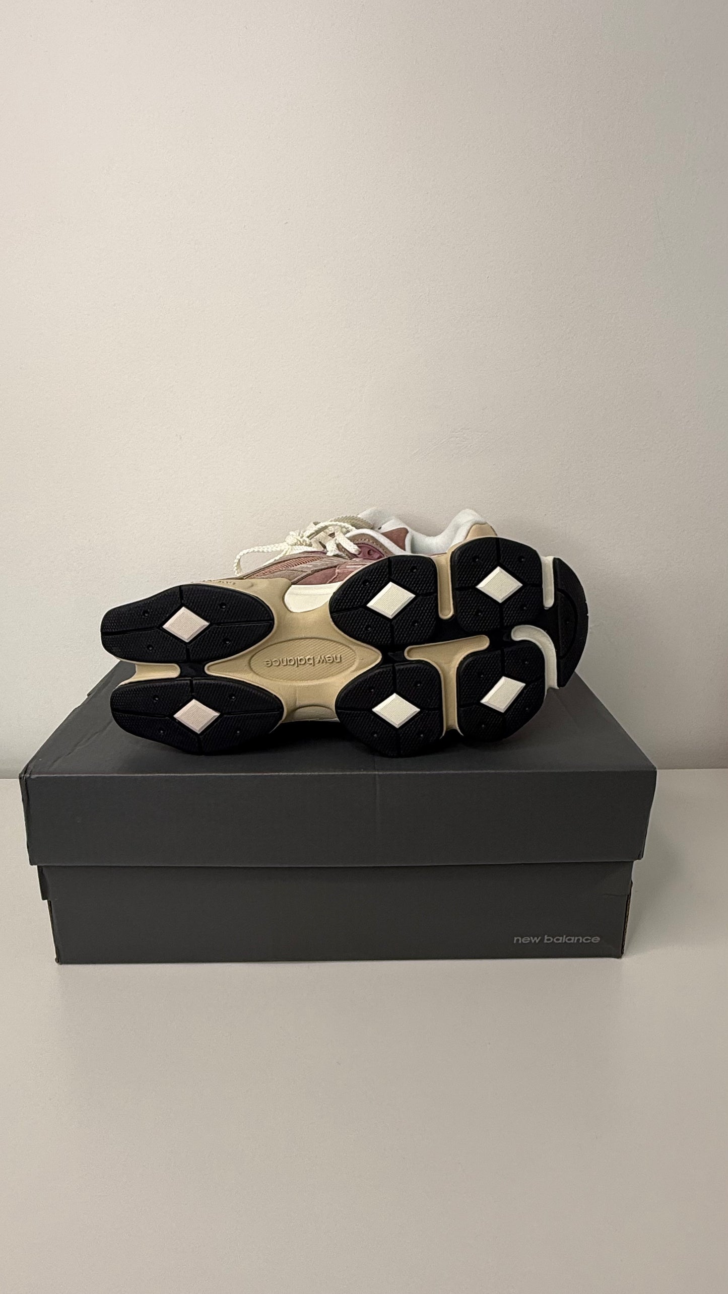 New Balance 9060 Sparrow Flat Taupe - PRONTA ENTREGA