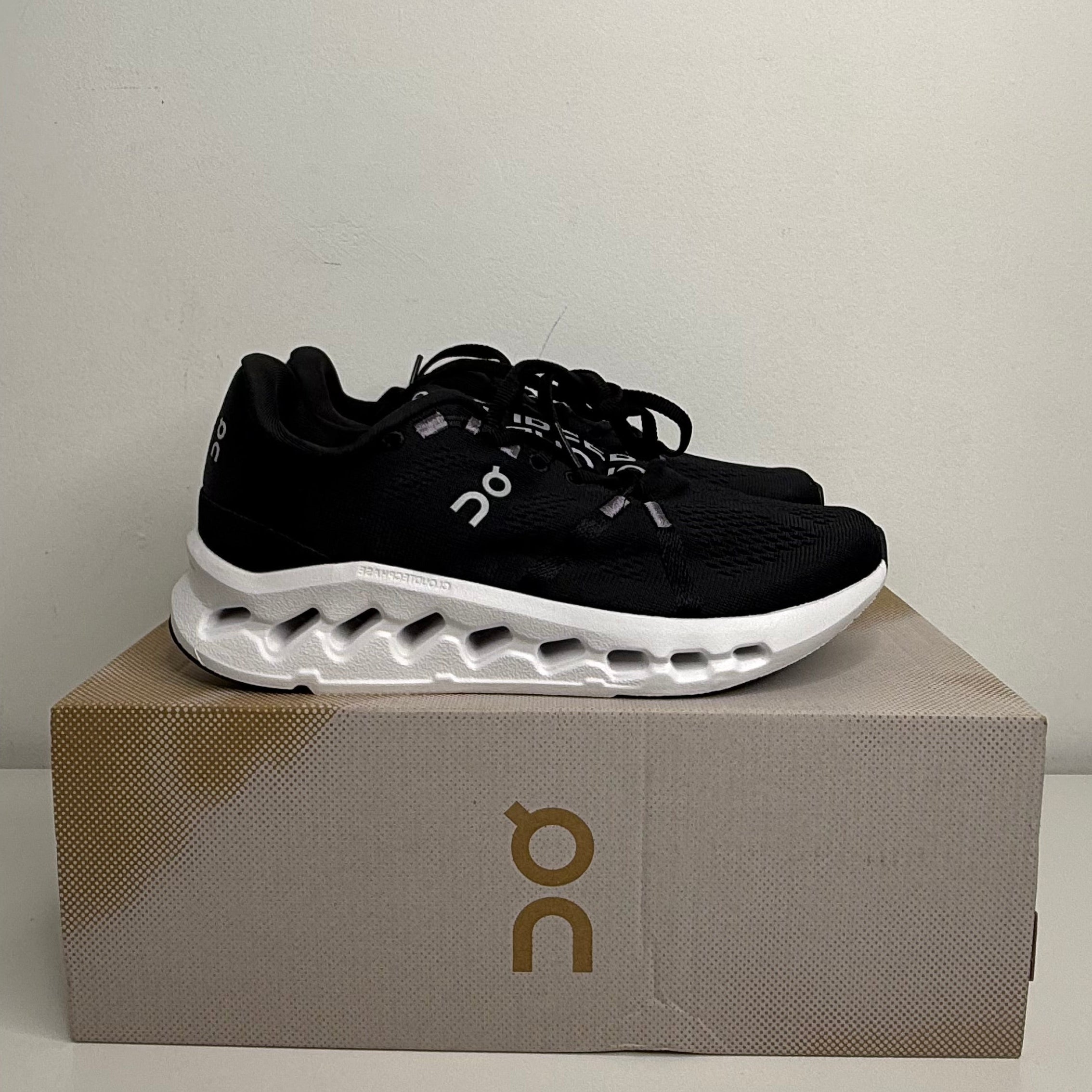 On Running Cloudsurfer Black White - PRONTA ENTREGA