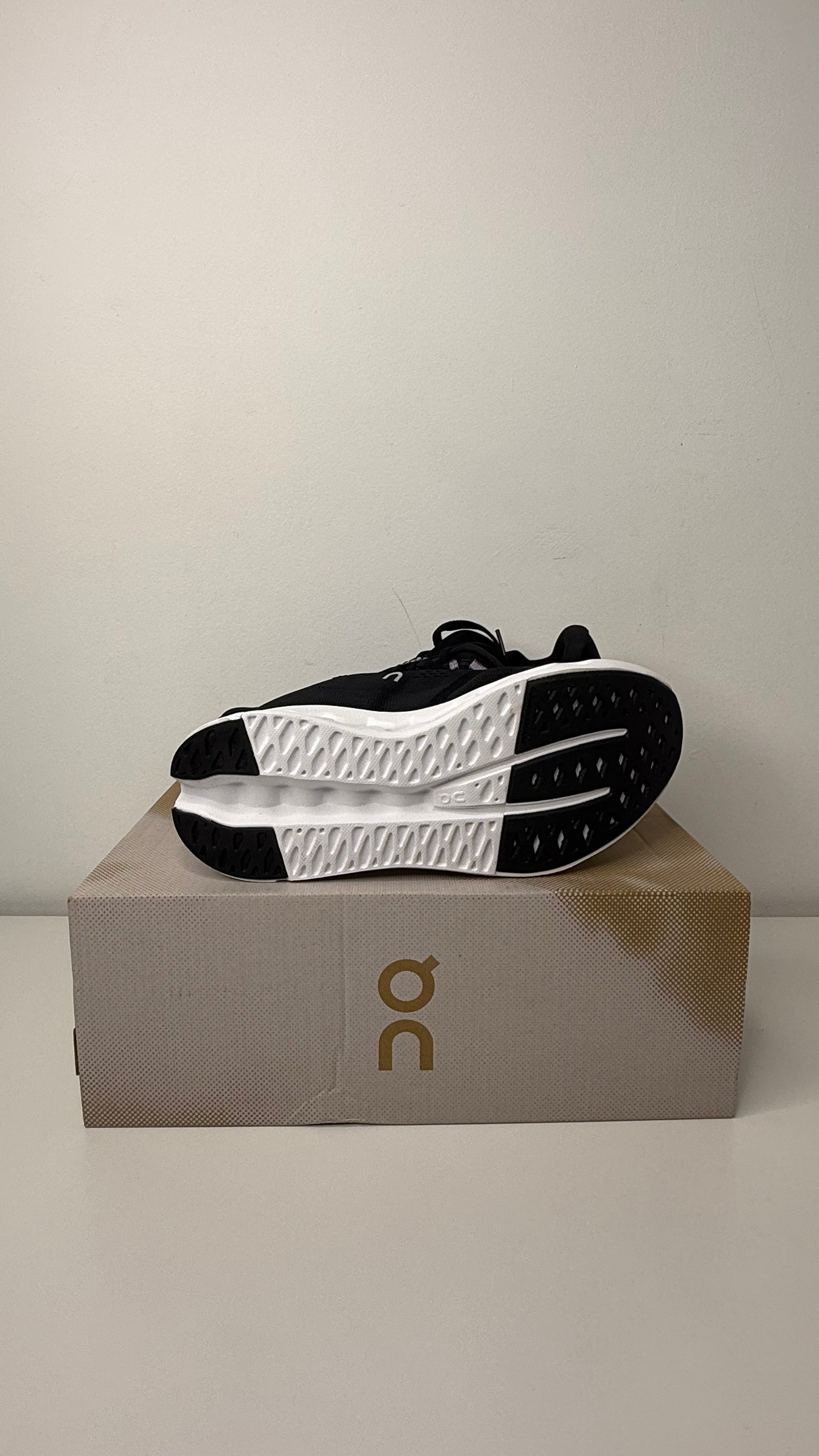 On Running Cloudsurfer Black White - PRONTA ENTREGA