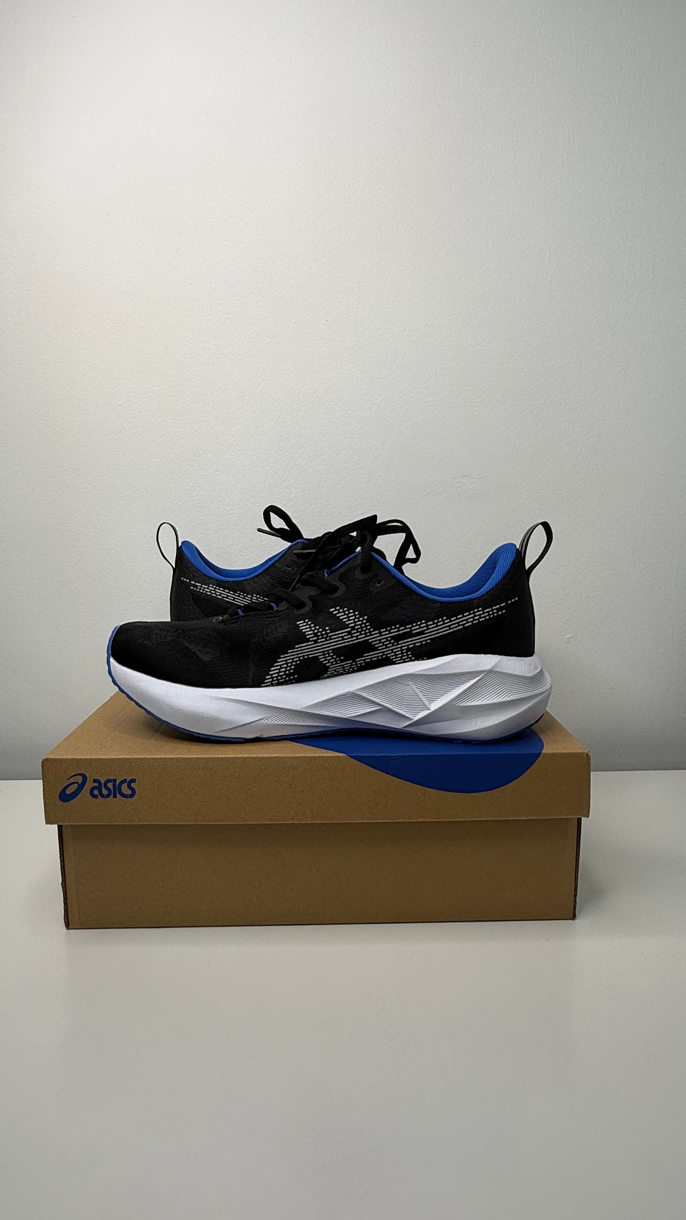 Tênis Asics Novablast 5 - PRONTA ENTREGA