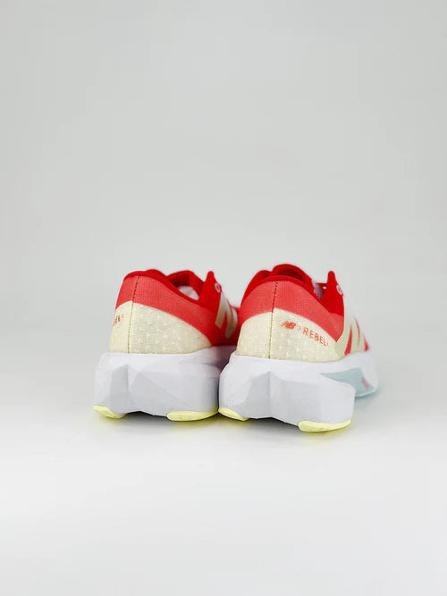 Tênis New Balance FuelCell Rebel V4