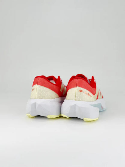 Tênis New Balance FuelCell Rebel V4