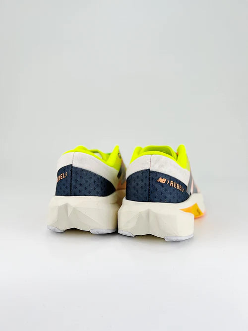 Tênis New Balance FuelCell Rebel V4