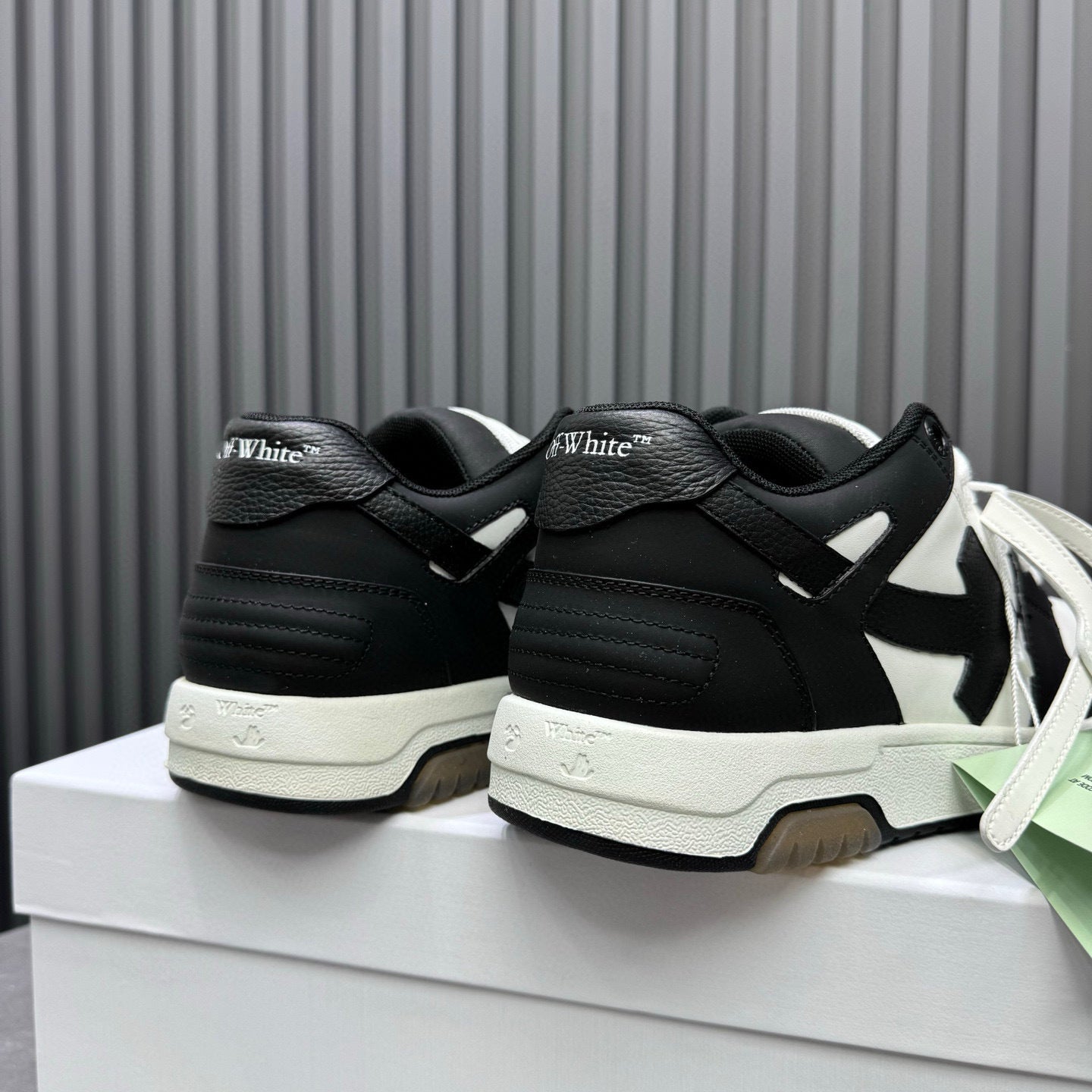 Tênis Off-White Out of Office de couro