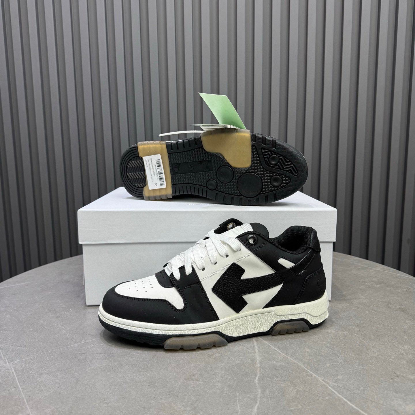 Tênis Off-White Out of Office de couro