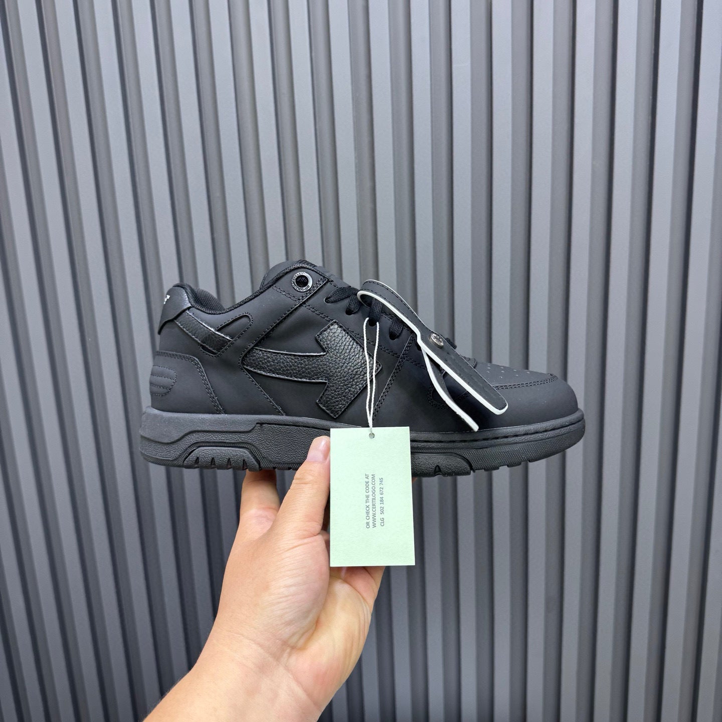 Tênis Off-White Out of Office de couro