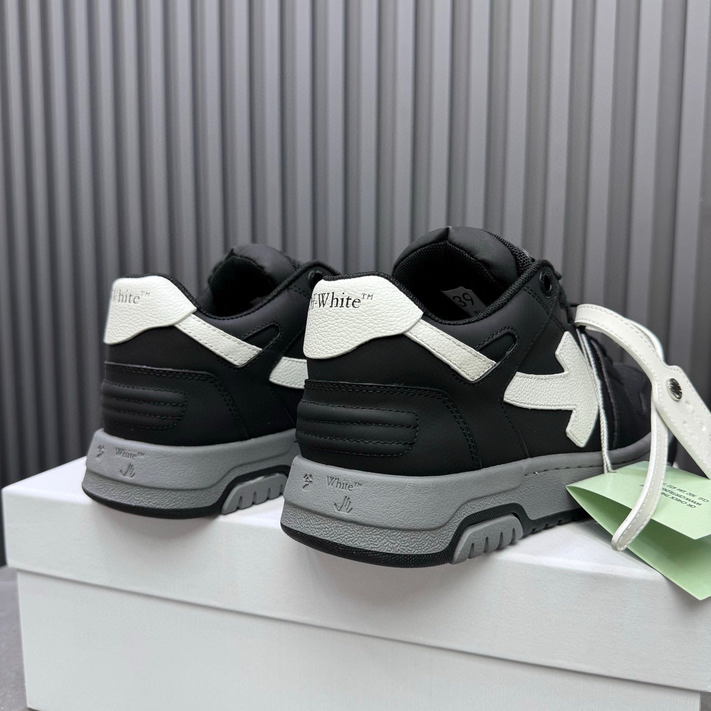 Tênis Off-White Out of Office de Couro