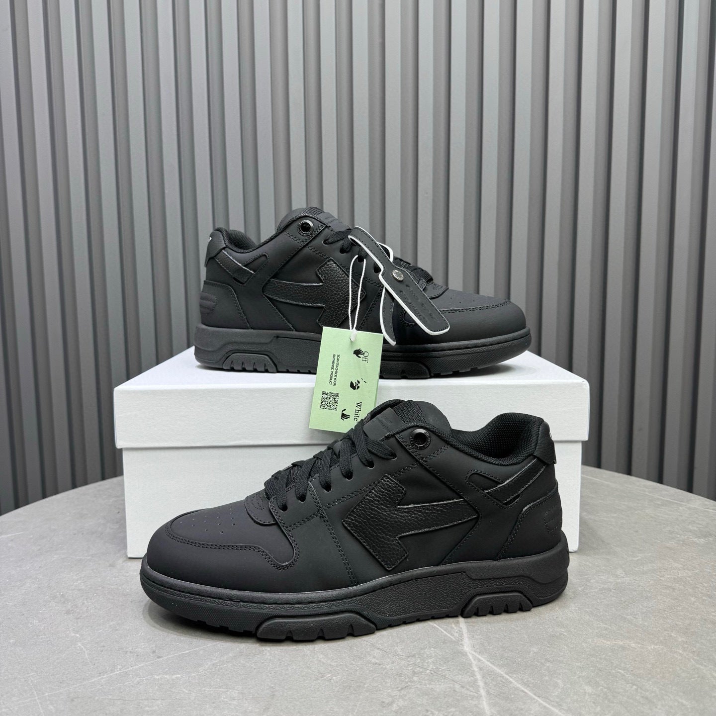 Tênis Off-White Out of Office de couro
