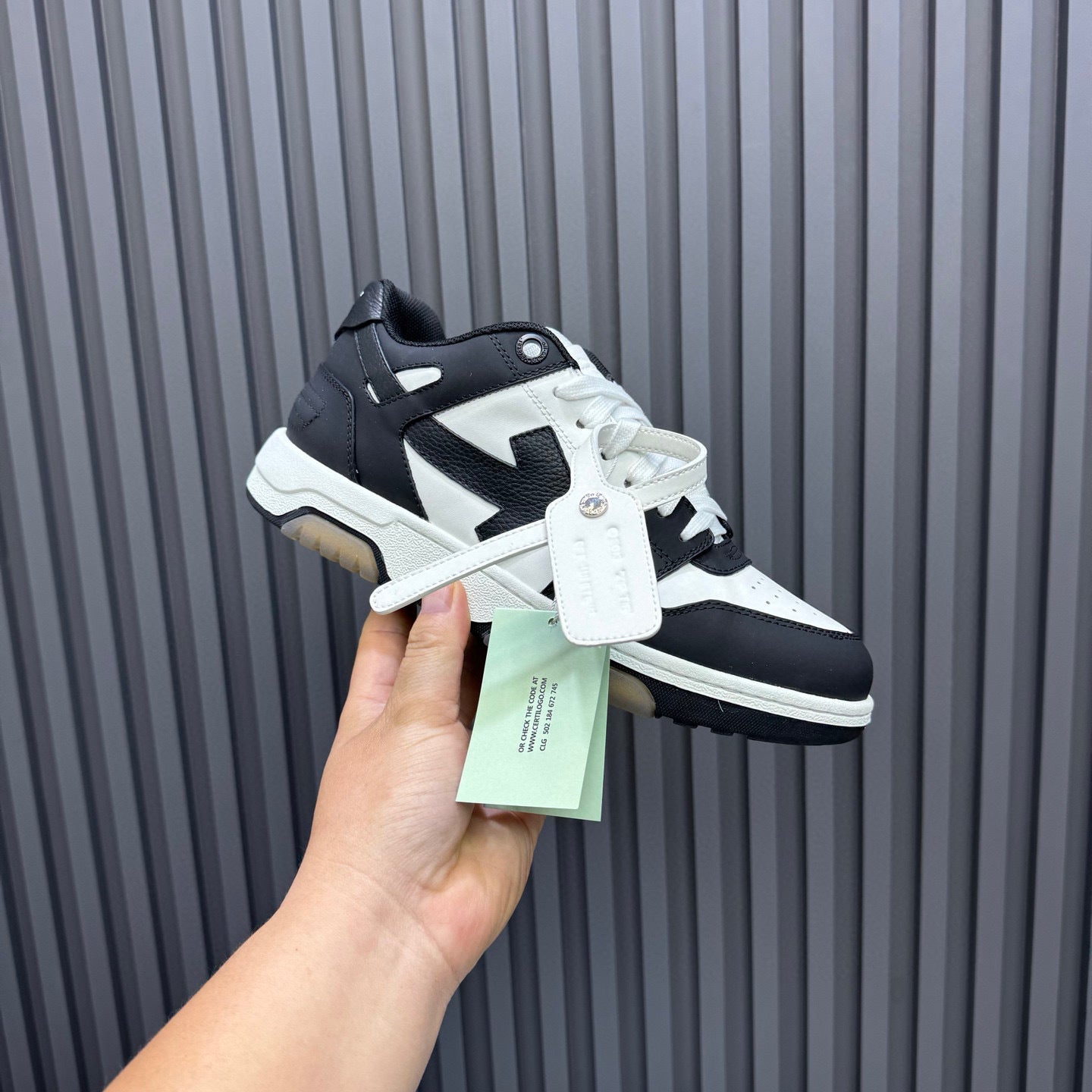 Tênis Off-White Out of Office de couro