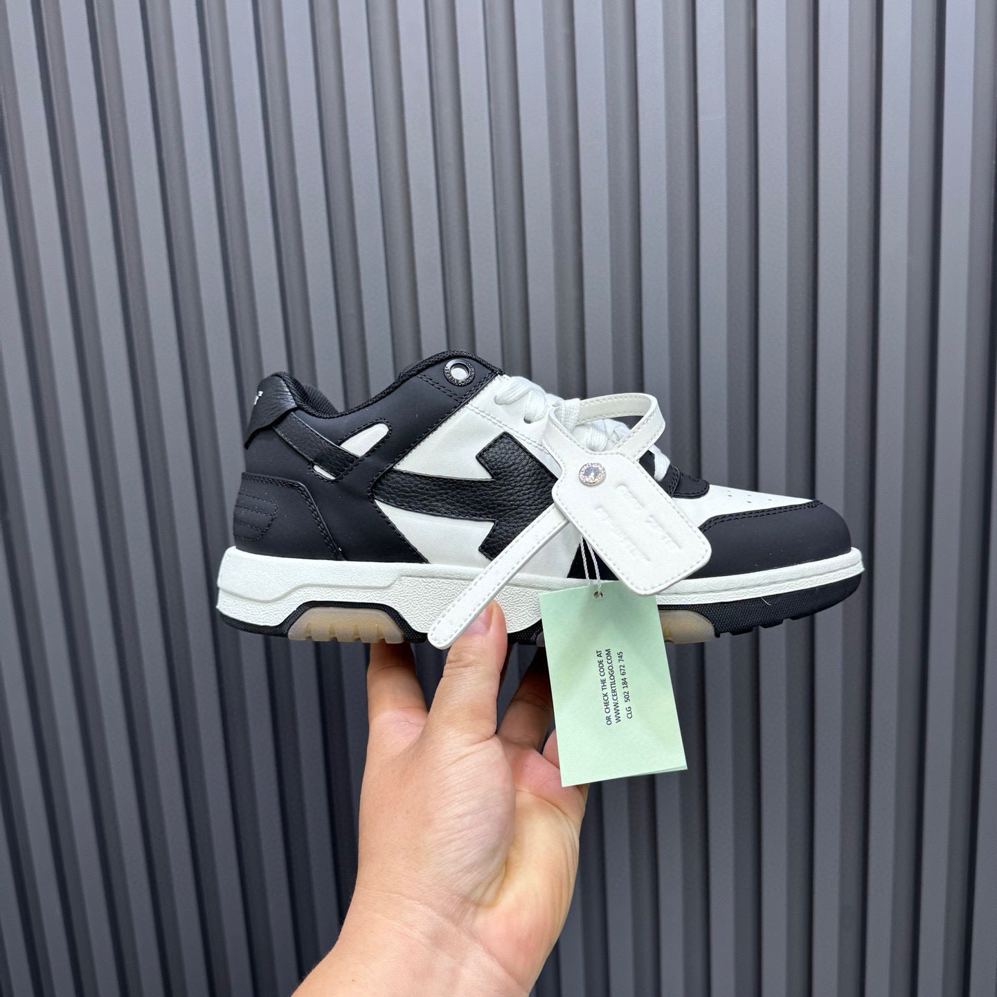 Tênis Off-White Out of Office de couro