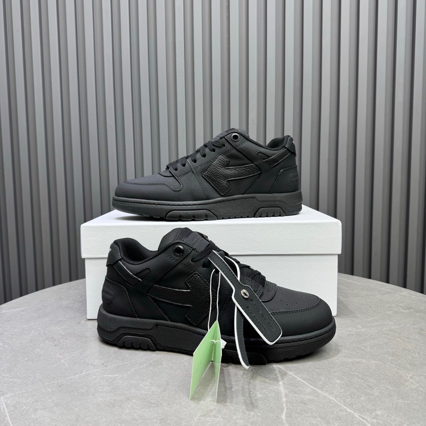 Tênis Off-White Out of Office de couro