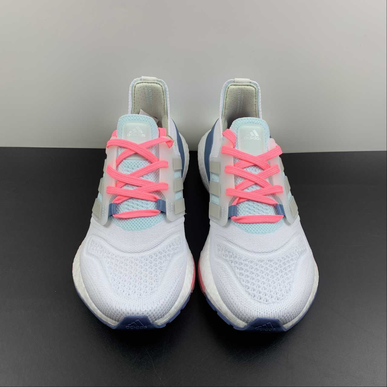 Tênis Adidas UltraBoost 22