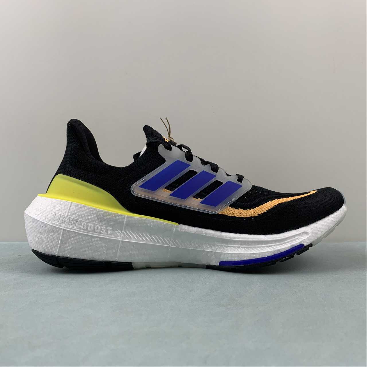 Tênis Adidas UltraBoost Light 23